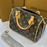 Sac a main Louis Vuitton "Speedy" monogramme 20cm